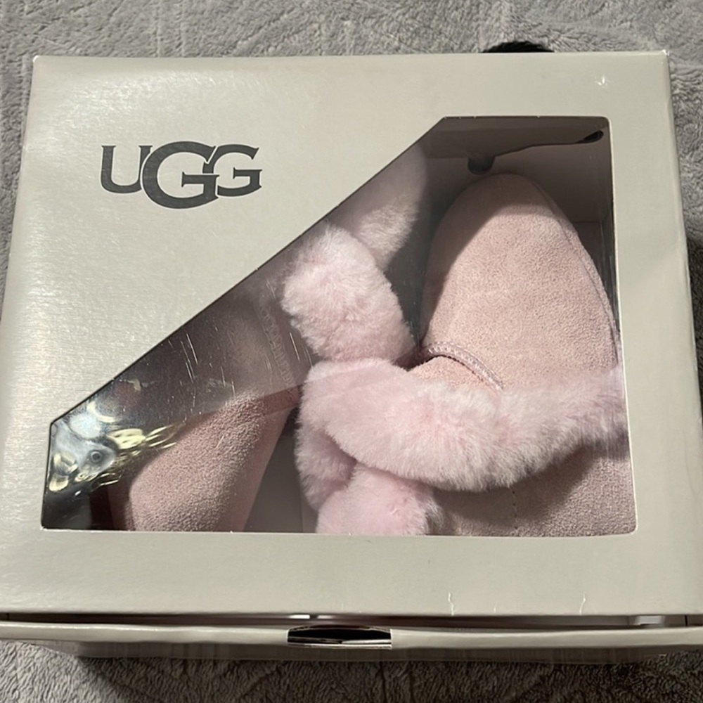 Ugg infant Genuine Shearling
Crib Shoe - Picture 4 of 6